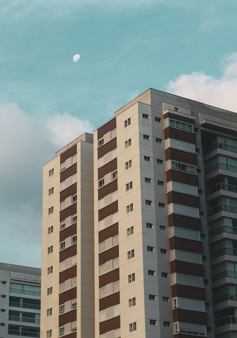 Prédio com lua
