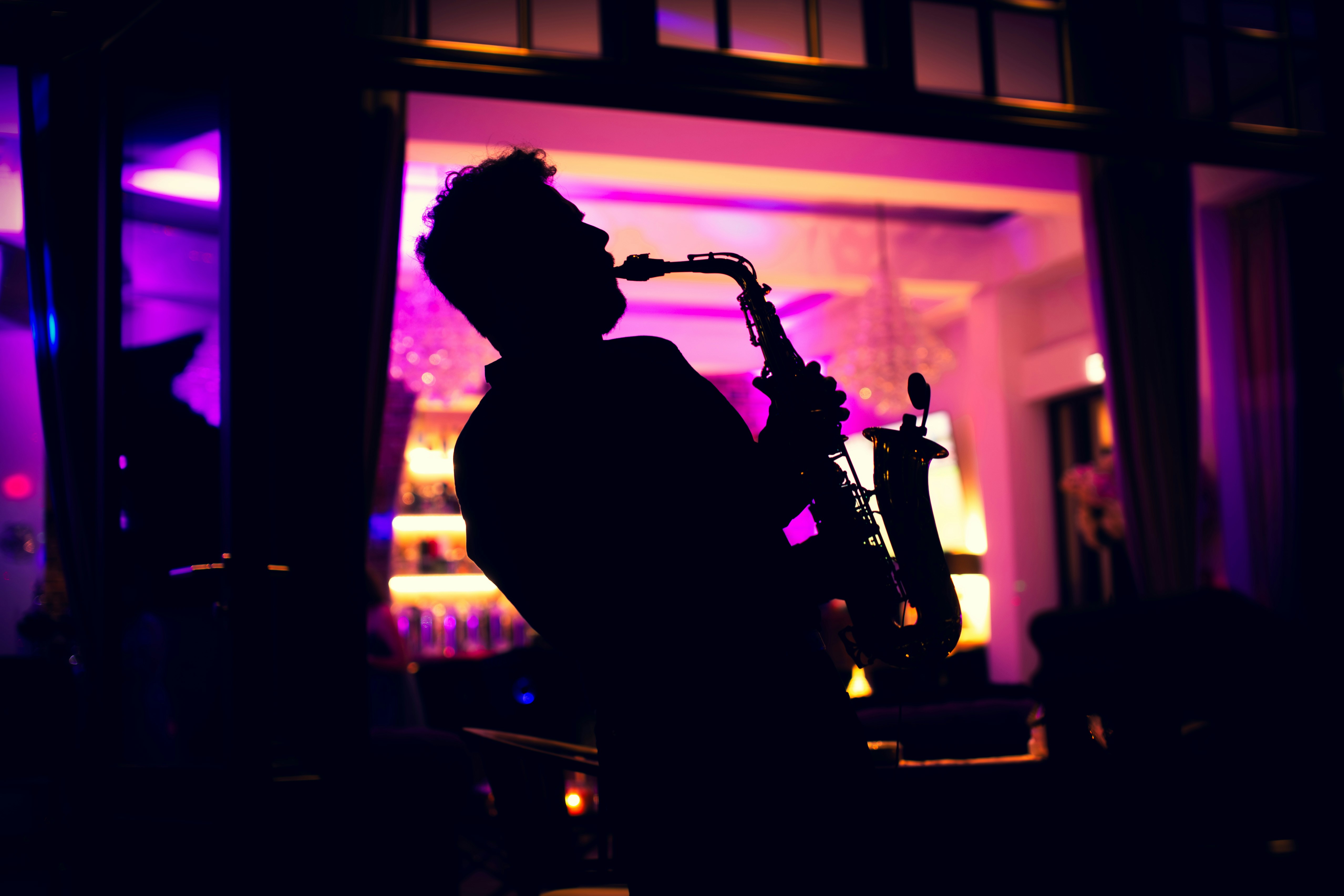 Músico tocando saxofone de jazz